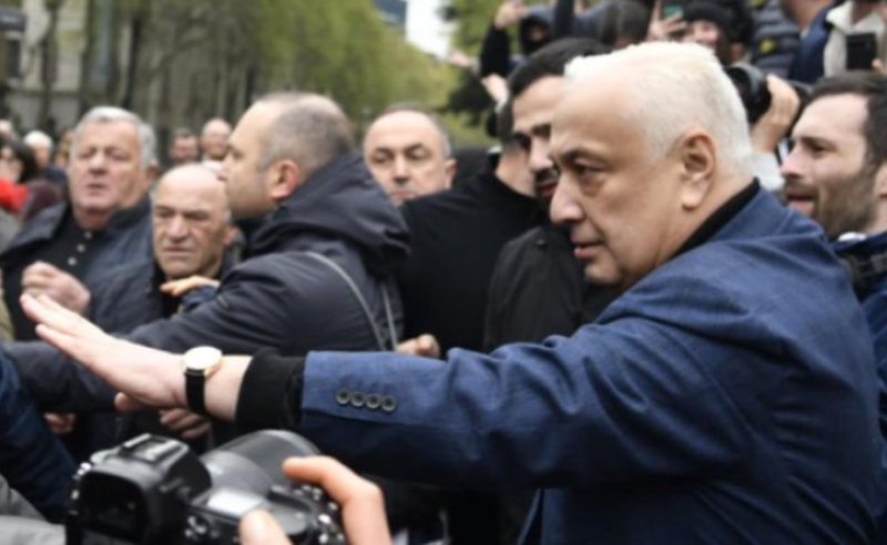 სტუ-ის რექტორი მემორიალთან არ მიუშვეს, მან რუსთაველზე შეკრებილებს "აჟიტირებული ახალგაზრდები" უწოდა