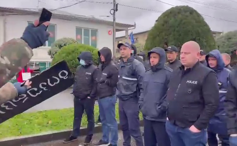 "დაგვარბიეს, გვყავს დაშავებული! - ზუგდიდში ხმაურია