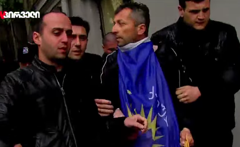 კაცი "ოცნების" პარტიული დროშით, მემორიალთან მისვლას ცდილობდა - აქტივისტები პროვოკაციაზე საუბრობენ