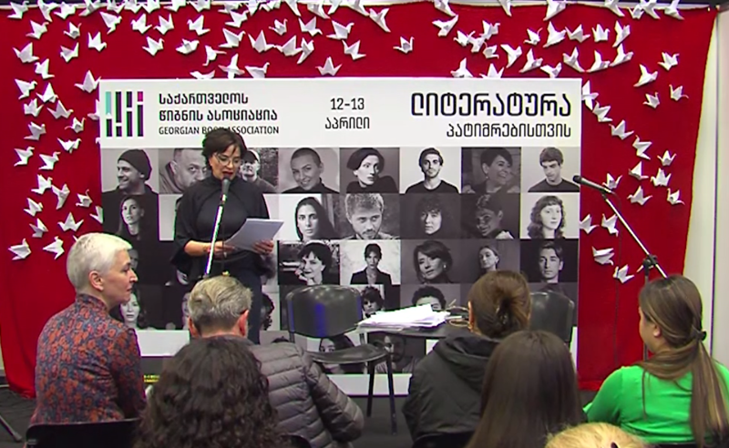 ლიტერატურა პატიმრებისთვის - წიგნის ბაზრობაზე სინდისის პატიმრების წერილებს კითხულობენ