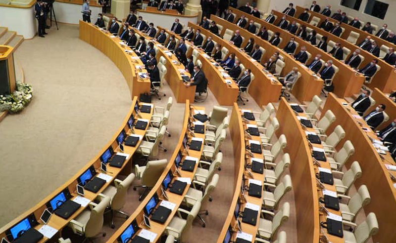 რეჟიმის თანხმობის გარეშე უცხოური გრანტის მიღების აკრძალვას I მოსმენით მხარი დაუჭირეს