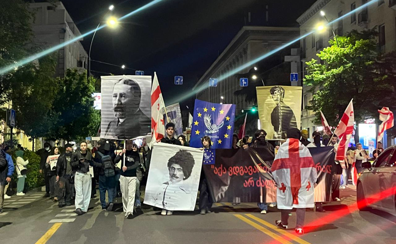 თბილისში მარში მიმდინარეობს - აქციის მონაწილეები გმირთა მოედნისკენ მსვლელობით მიემართებიან