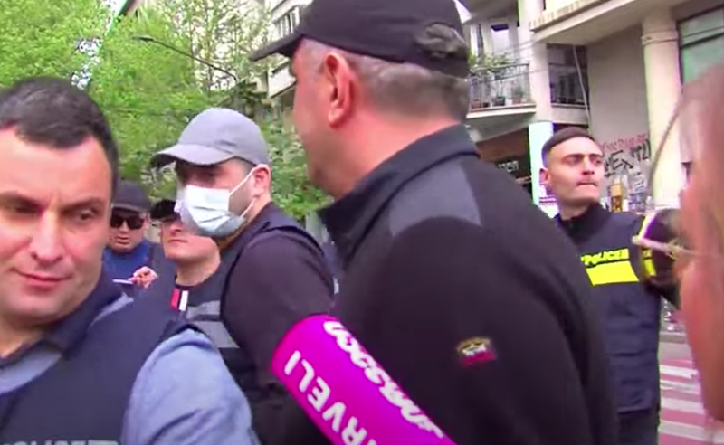 აქტივისტებს სამოქალაქო ფორმაში ჩაცმული პოლიციელები აკავებენ