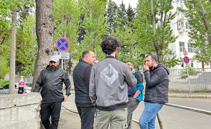 პროტესტი დიღმის იზოლატორთან - ინტელექტ კლუბ “რა სად როდის“ წევრები მიხეილ სამხარაძის მხარდასაჭერად იკრიბებიან