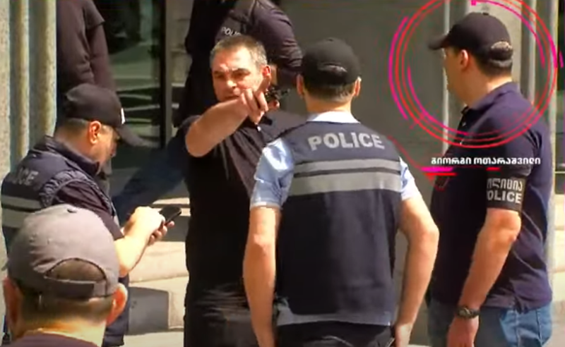 "მიღრიალა და ხელი მკრა" - იდენტიფიცირებულია კიდევ ერთი პოლიციელი, რომელსაც  ქალზე ძალადობაში ამხელენ