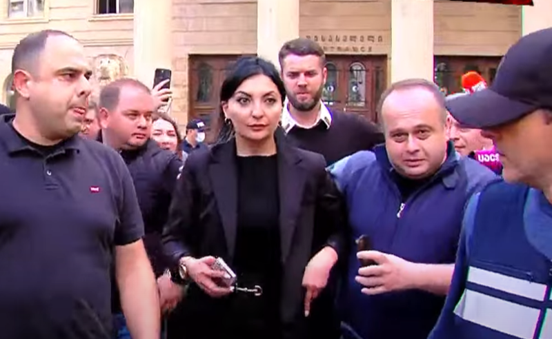 სხვიტარიძის საქმის გამომძიებელი პროცესზე პოლიციელ ქმართან ერთად მივიდა - ედიშერაშვილი სასამართლოდან "მონას" ძახილით გააცილეს 