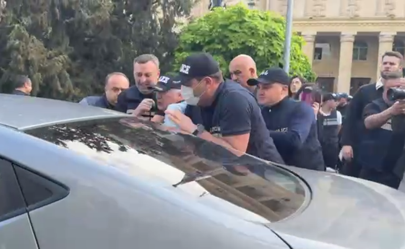 ხმაური სასამართლოს ეზოში - პოლიციამ ძალის გამოყენებით გიორგი ჩხეიძე დააკავა