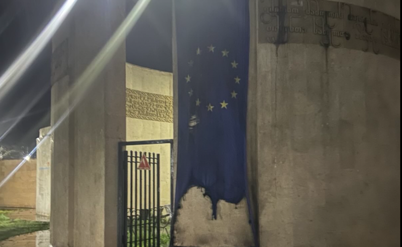ჩვენს ფასადზე დაკიდებული ევროკავშირის დროშის დაწვა სცადეს - გორის ხელოვნების სახლი