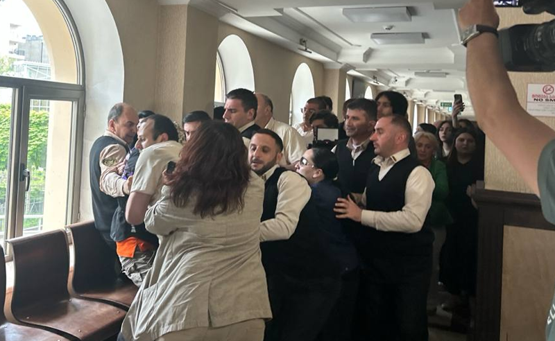 ჩხუბი და დაპირისპირება სასამართლოში და ადმინისტრაციულ პატიმრობაში გაშვებული სამოქალაქო აქტივისტები