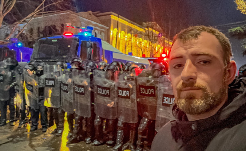 მოქალაქე წერს, რომ აქციიდან წამოსულს უბანში, “ბიტით“, ან ჯოხებით შეიარაღებული პირები აედევნნენ