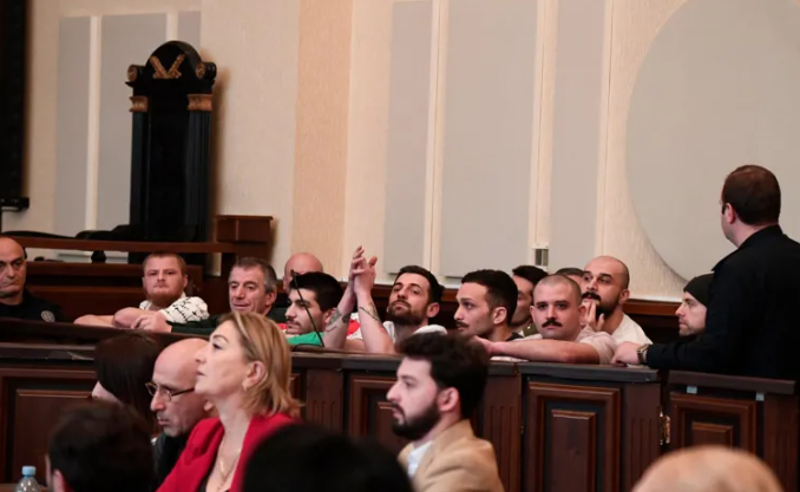 მოსამართლე გალუსტაშვილმა რეჟიმის 11 ტყვე პატიმრობაში დატოვა