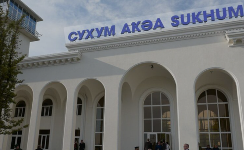 სოჭსა და სოხუმს შორის სამგზავრო მატარებლელი „დიოსკურია" ყოველდღე ივლის