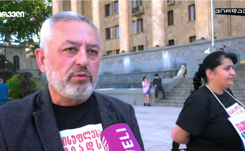 ჩემი შვილის მეგობრები არიან აქ, გადავწყვიტე, სტუდენტებს შევერთებოდი-პარლამენტთან ზვიად ცეცხლაძის მამა მივიდა