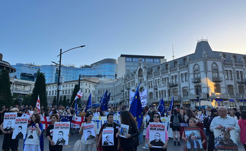 "სტუდენტები ევროკავშირისთვის" - პარლამენტიდან საპროტესტო მსვლელობა დაიძრა