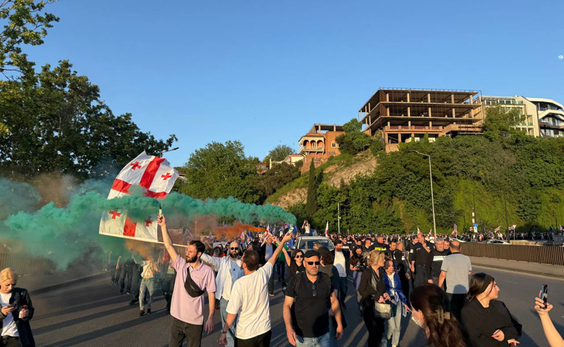 "ბიძინა ივანიშვილი ამ ქვეყანას სირბილით დატოვებს" - მოქალაქეები ავლაბრის მეტროდან ევროპის მოედნისკენ მიემართებიან