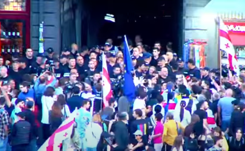 საპროტესტო მსვლელობაზე სიტუაცია დაიძაბა -  მშვიდობიან დემონსტრანტებს ე.წ. ტიტუშკა მიუგზავნეს