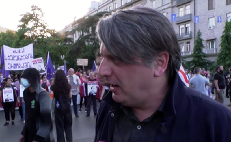 რეჟიმი გვთავაზობს წარსულს, რომელიც საბჭოთა ოკუპაციისგან ვიცით - ამაღლობელი