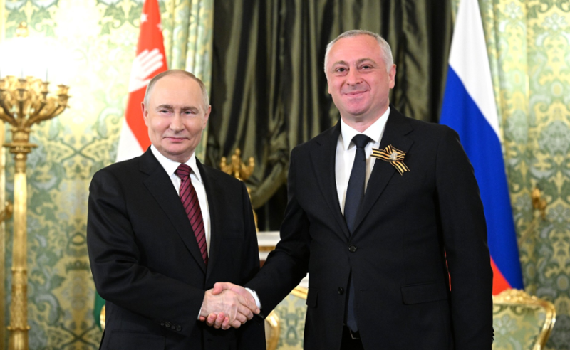 რუსეთის პრეზიდენტი კრემლში ოკუპირებული აფხაზეთის ე.წ. პრეზიდენტს შეხვდა - გუნბა პუტინს აფხაზეთში ეპატიჟება 