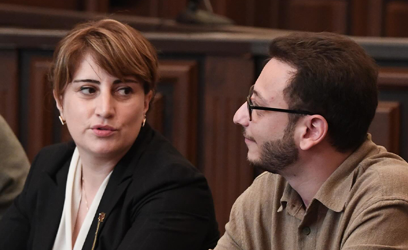 ანი ქავთარაძესა და თორნიკე სხვიტარიძეს მირიან ქავთარაძის შეურაცხყოფის ბრალდებით ასამართლებენ - სასამართლოში პროცესი მიმდინარეობს