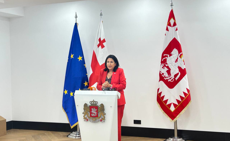 "ასეთი ბარბაროსობა მოკრიმინალო ელემენტებისგან მოდის" - პრეზიდენტი ზურაბიშვილი "ტვ პირველის" ჟურნალისტზე თავდასხმას გმობს