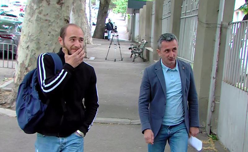 "ტვ პირველის" ოპერატორი, რომელსაც პროფესიული მოვალეობის დროს შინჯიკაშვილის მამა თავს დაესხა, საგამოძიებო სამსახურში იმყოფება