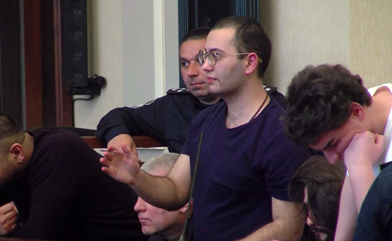 მოწმე პოლიციელი სინდისის პატიმრების მიერ დასმულ შეკითხვებს ვერ პასუხობს