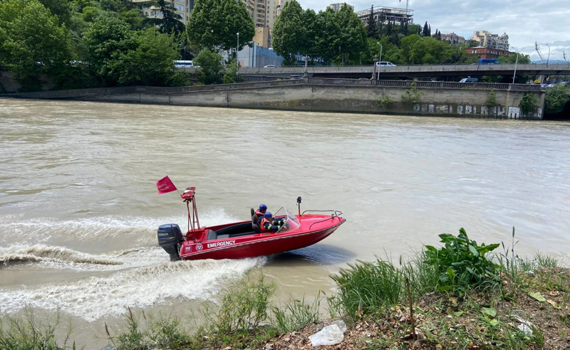 Kür çayına düşən avtomobilin bir sərnişinin axtarış işləri davam edir