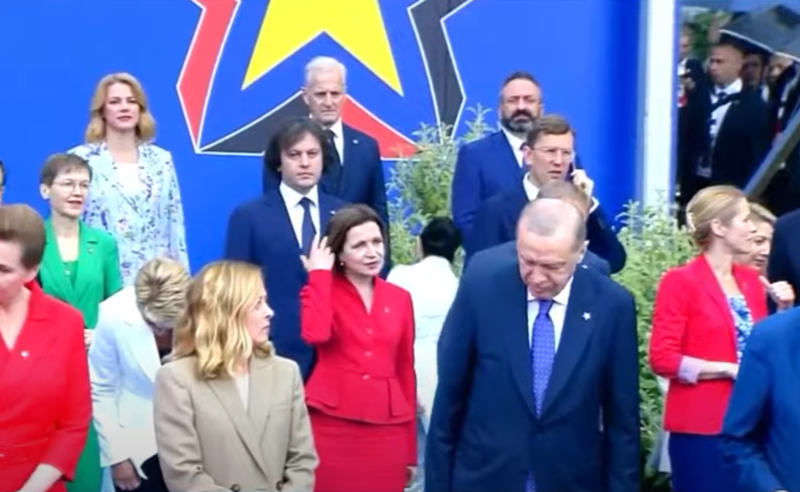 რამდენიმე ხელის ჩამორთმევა და 20 წამიანი კომუნიკაცია მაკრონთან - რისთვის ჩავიდა კობახიძე ტირანაში
