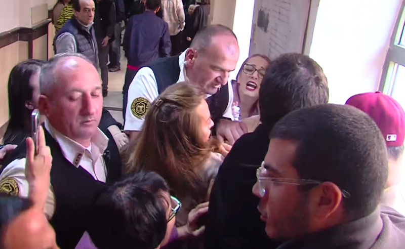 ძალადობა სინდისის პატიმრების ოჯახის წევრებზე - საქალაქო სასამართლო დღეს დაპირისპირების ეპიცენტრი იყო