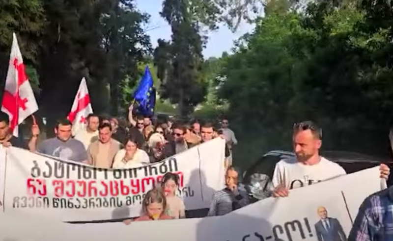 აქცია ქობულეთში - მოქალაქეები მათი წინაპრების მიწების გასხვისებას აპროტესტებენ