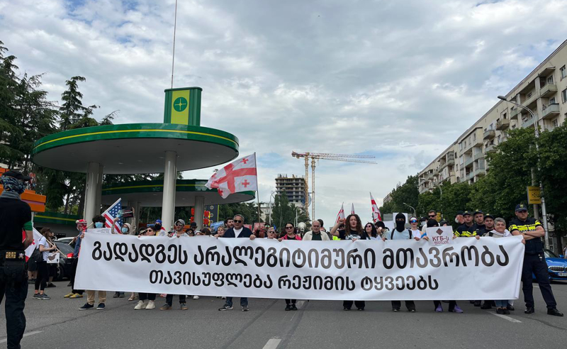 პოლიციის ალყაში მოქცეული სახელმწიფო უწყებები და საპროტესტო აქციები თბილისში - რა მოთხოვნები წაუყენეს მოქალაქეებმა რეჟიმს