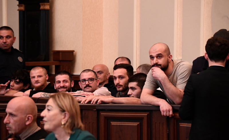 ონისე ცხადაძე ე.წ. მოწმე პოლიციელს: ზეწოლა ხომ არ არის თქვენზე?!