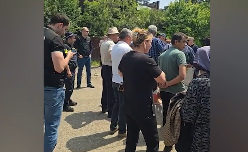 აქცია რუსთავში - მოქალაქეები გაჭიანურებულ გზის სარეაბილიტაციო სამუშაოებს აპროტესტებენ