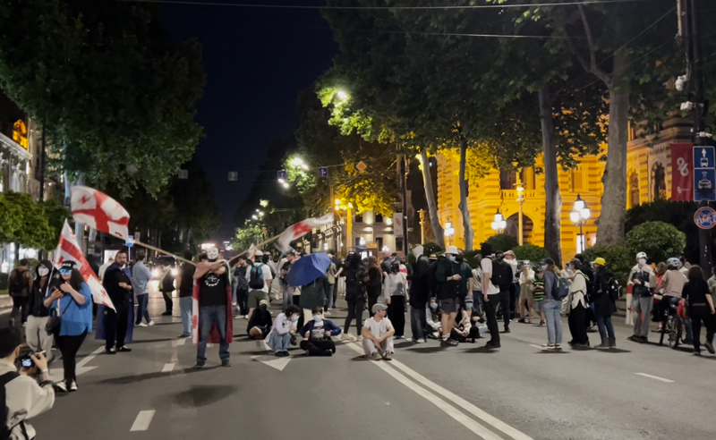 პოლიციამ რუსთაველი ჩაკეტა, აქტივისტებმა "ოპერის" წინ გადაინაცვლეს