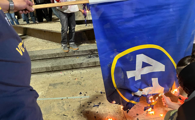 რუსთაველის გამზირზე "ქართული ოცნების" დროშა დაწვეს