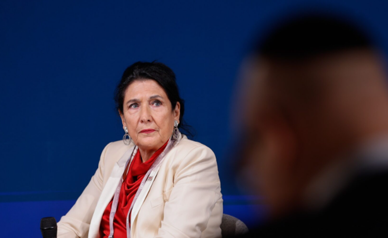 Zurabişvili Qomelaurinin istefası və Amerika səfirliyinin bəyanatına fikir bildirdi
