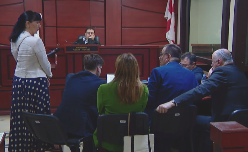 პირი, რომელმაც "სიგნალით" ხაზარაძე/ჯაფარიძეს მოწვევა გამოუგზავნა, კომისიის თანამშრომელი საერთოდ არ არის - ადვოკატი