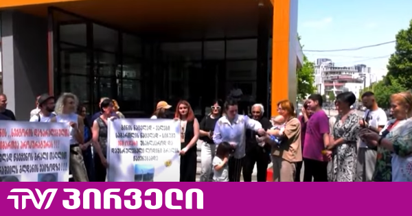 Әдемі брюнеткалар минет жасайды Жалаңаш қыздар