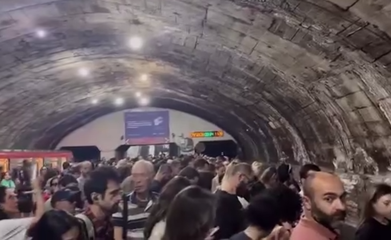 "მგზავრები ამოგვიყვანეს, გაჩერებული იყო ყველაფერი" - რა ხდება მეტროსადგურ "ვარკეთილში"