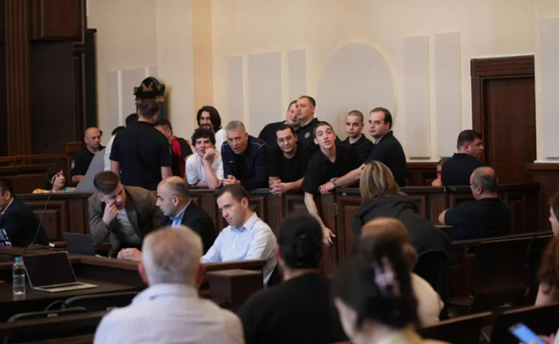 სინდისის პატიმარი მოსამართლეს: მოწმეს ყური აქვს მოდებული დარბაზზე, გაიყვანეთ