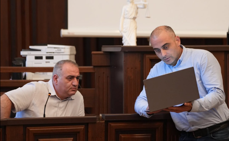 მოწმე "ვერ იხსენებს" გამოჰკითხა, თუ არა ზვიად ცეცხლაძე, პოლიციელი დაზუსტებით ვერ ამბობს, რა ეჭირა ხელში დაკავებისას ალიევს