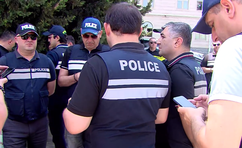 საქალაქო სასამართლოში პოლიციის უპრეცედენტო მობილიზებაა 