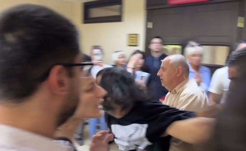 ხმაური საქალაქო სასამართლოში - მანდატურის სამსახურმა შენობიდან ერთი პირი ძალის გამოყენებით გაიყვანეს 