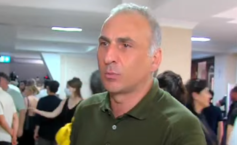 ალეკო ელისაშვილი 500 ლარით დააჯარიმეს და პროცესიდან გააძევეს