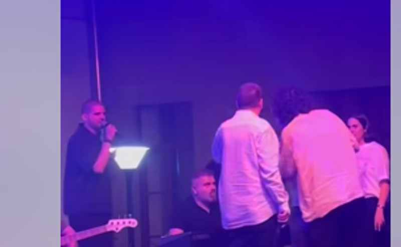ძმებმა ჭოხონელიძეებმა და ზუკა ხუციშვილმა პროტესტის ფონზე იმღერეს - მომღერლებმა თხოვნის მიუხედავად მათე დევიძის სახელი არ ახსენეს