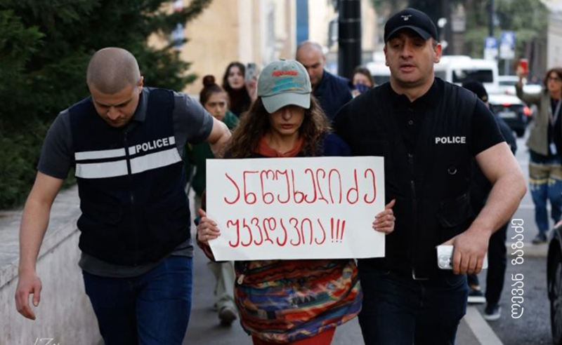 აქტივისტი პლაკატით „ანწუხელიძე უკვდავია“ 5000 ლარით დააჯარიმეს