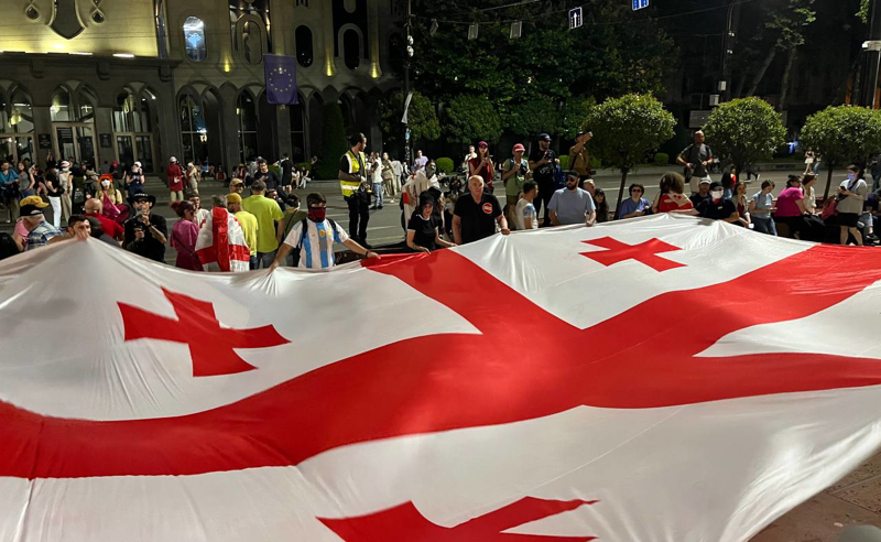 რუსთაველის გამზირზე საქართველოს გიგანტური დროშა გაშალეს