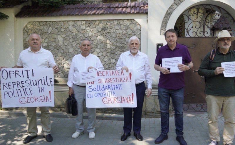 "სოლიდარობა ქართულ ოპოზიციას" - მოლდოვას ლიბერალურმა პარტიამ საქართველოს საელჩოსთან აქცია გამართა