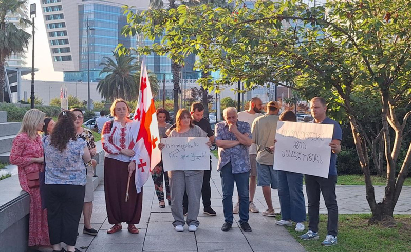 ბათუმში, დაკავებული მასწავლებლის ნინო დათაშვილის მხარდასაჭერად მასწავლებლები შეიკრიბნენ