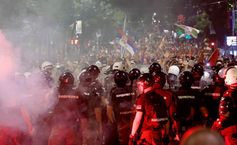 სერბეთში მასობრივმა პროტესტმა იფეთქა – დემონსტრანტები ვადამდელ არჩევნებს მოითხოვენ